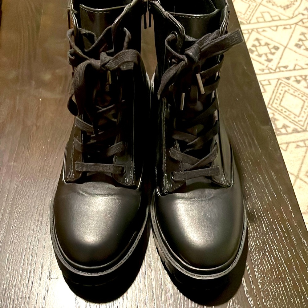 Like new universal thread heel combat boots size 9